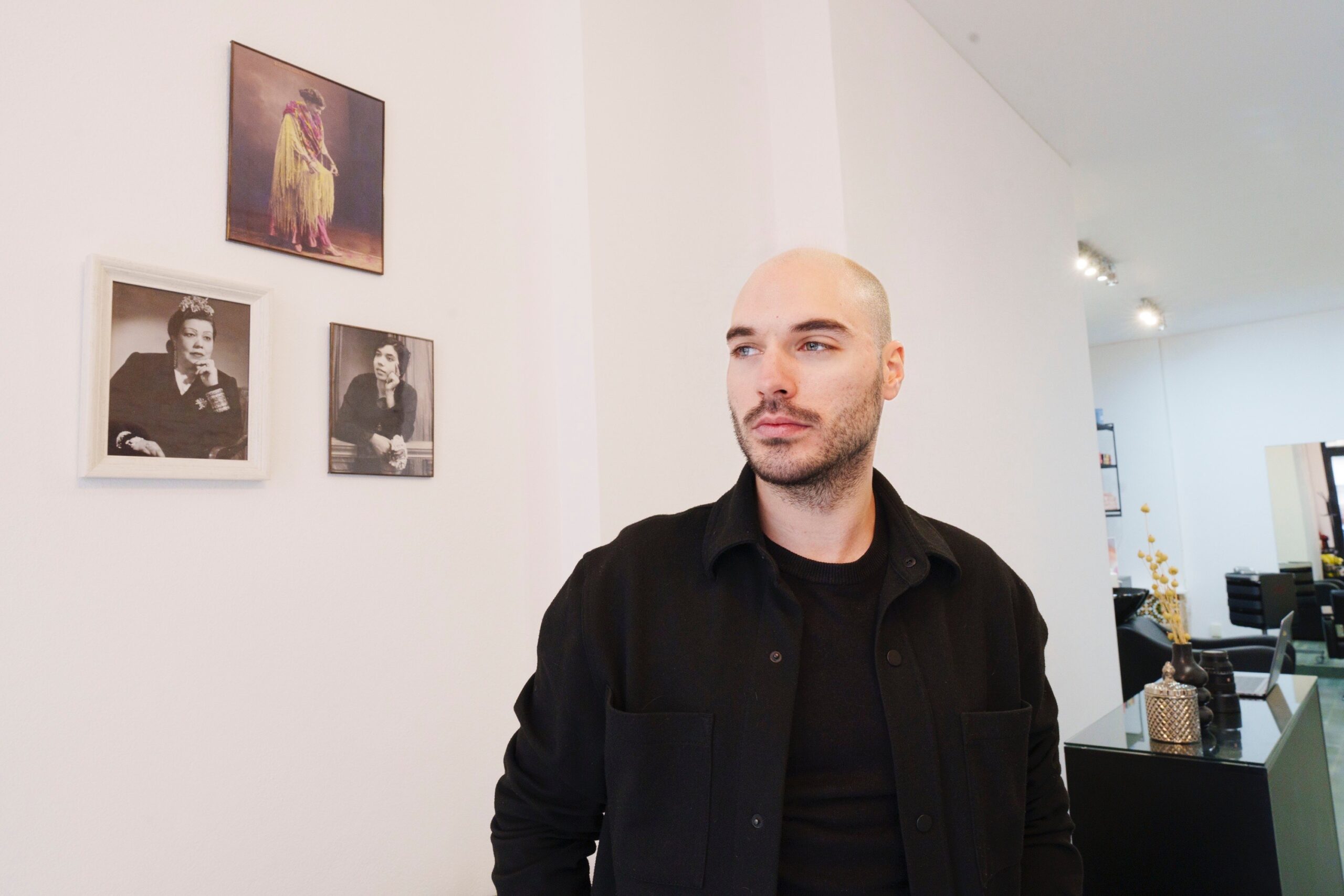 IMG_8963-scaled Manu Aroa inaugura su propio estudio de peluquería en Sevilla