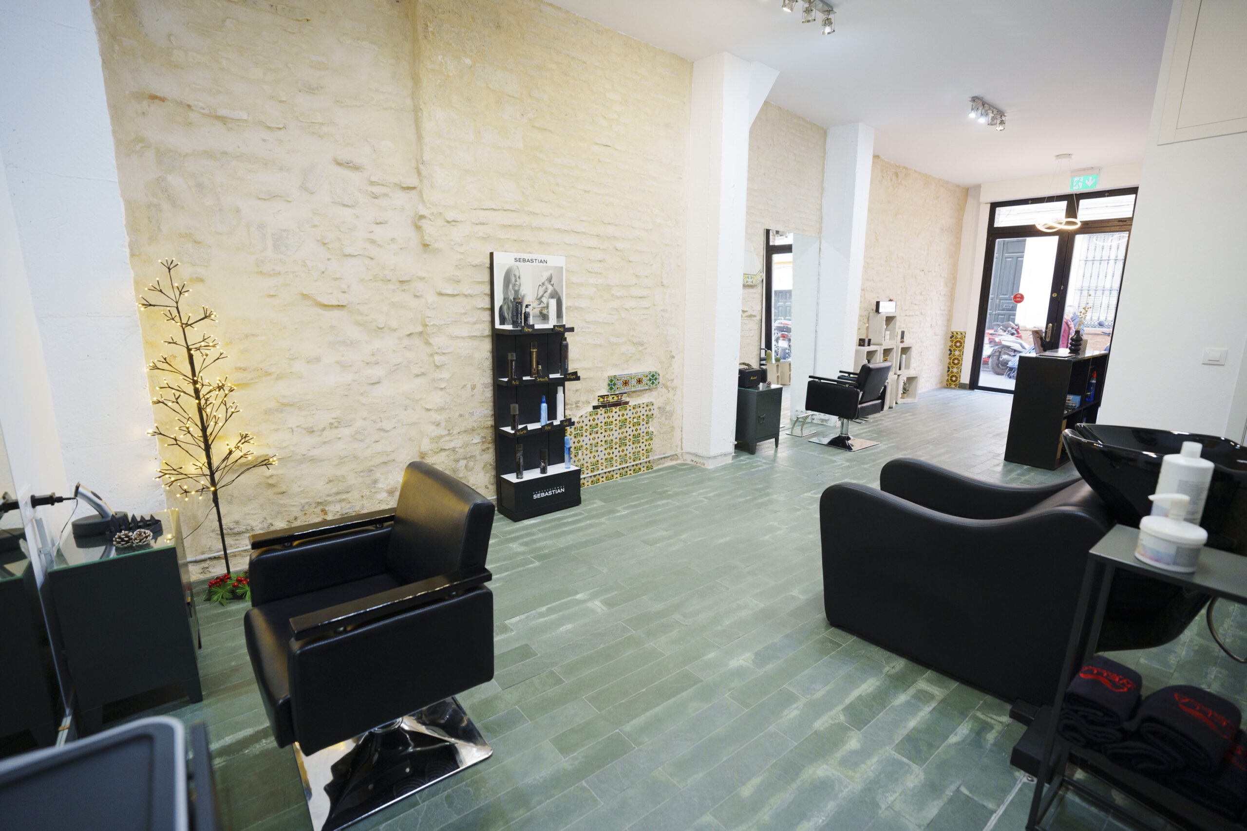 PH16963-scaled Manu Aroa inaugura su propio estudio de peluquería en Sevilla