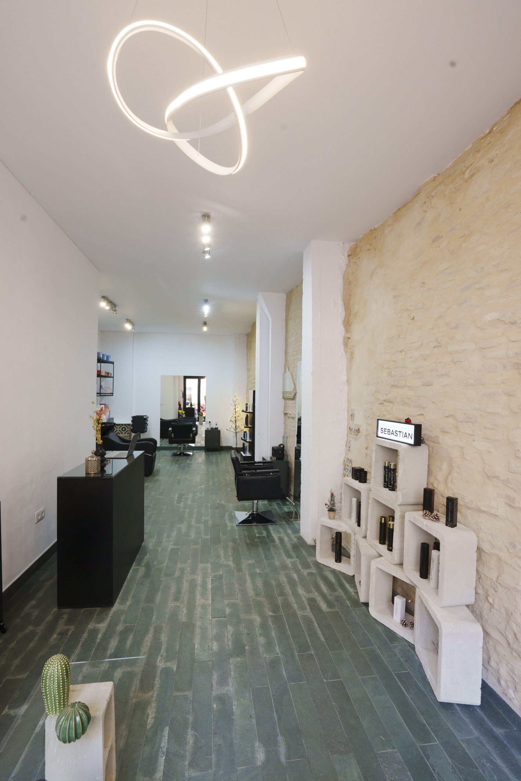 PH17396-scaled Manu Aroa inaugura su propio estudio de peluquería en Sevilla