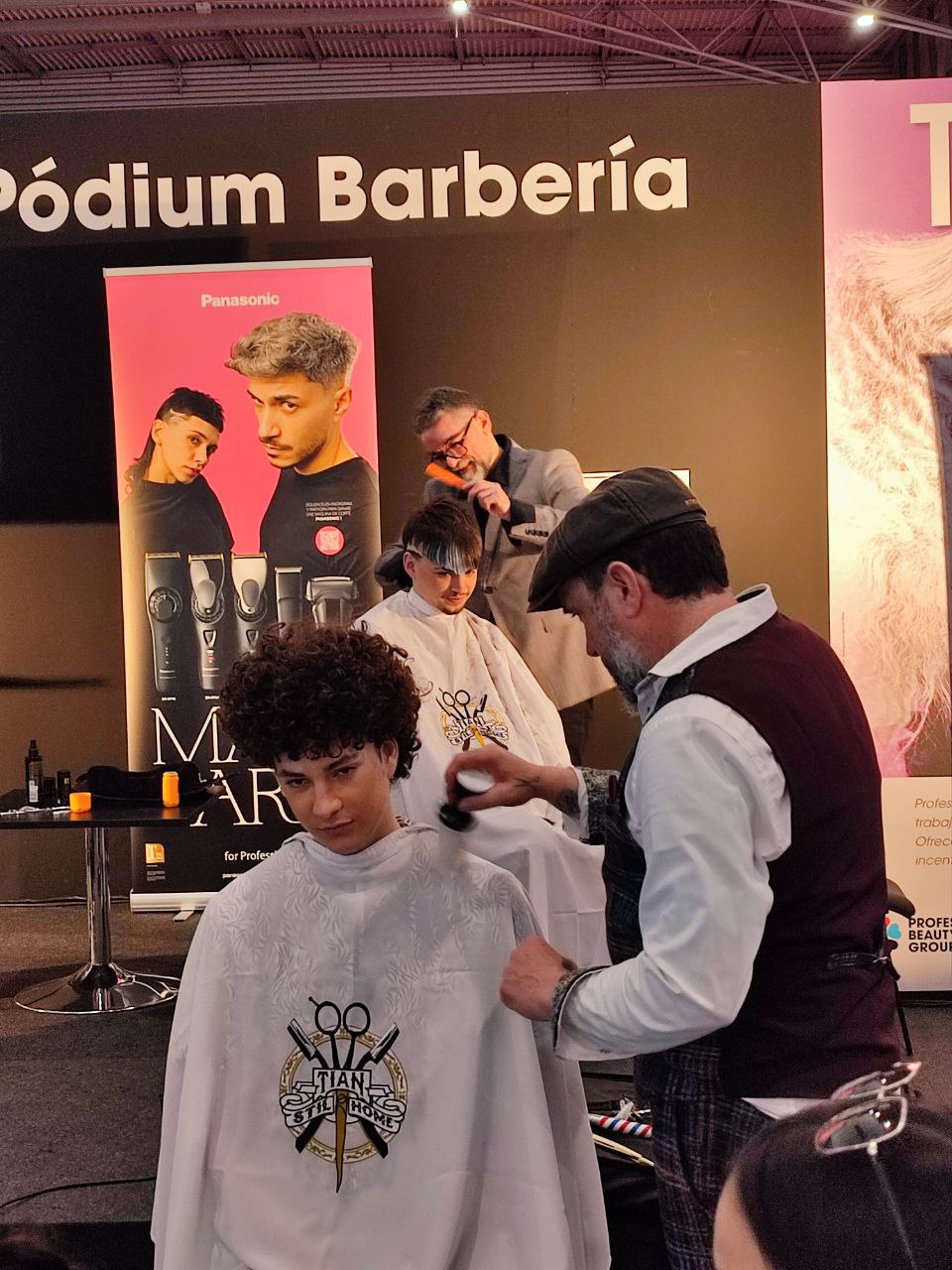 photo_6010149446593136396_y Tian Stil Home y su equipo brillan en  Cosmo Expo Beauty Barcelona con una  innovadora propuesta de barbería