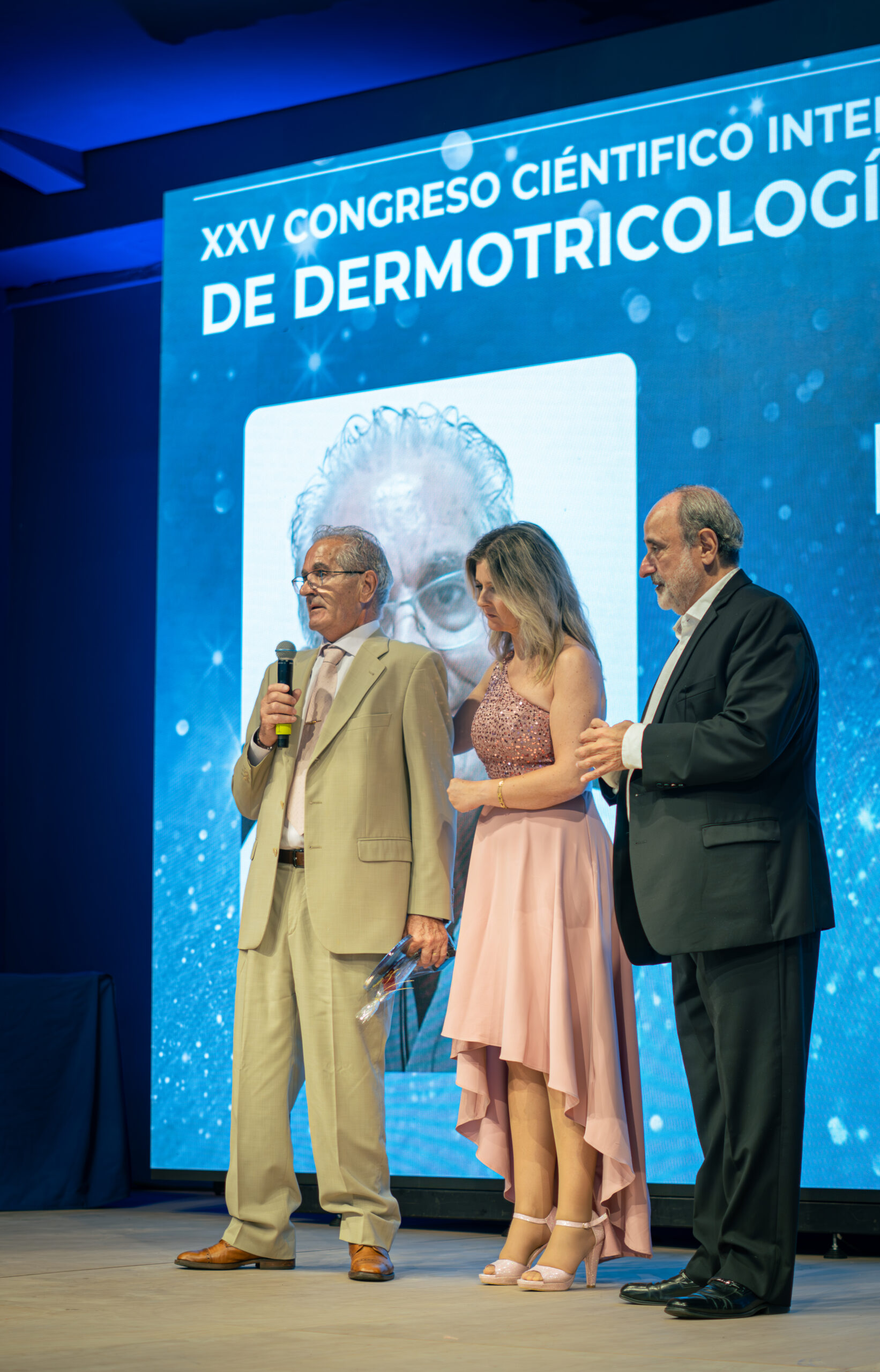 Gonzalo-Flores-peluquero.-Reconocimiento-por-su-larga-trayectoria-con-Kapyderm-scaled El Congreso de Dermotricología de Kapyderm celebra su 25 aniversario con los últimos avances en salud dermocapilar Julio de 2025